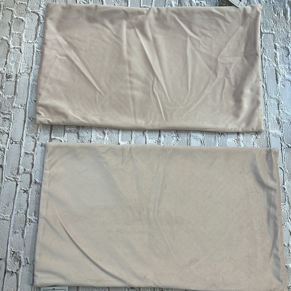 Essex Park textured velvet cushion cover for a lumbar 12 x 21 set of two - Picture 4 of 5